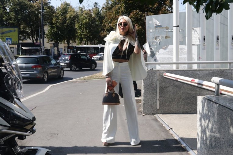 Lea Milano ispred zgrade Pinka na Dedinju pred "Elitu 10"