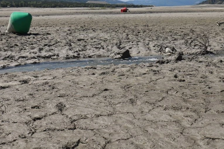 KAP VODE NAMA! Presušilo poznato jezero u Srbiji!