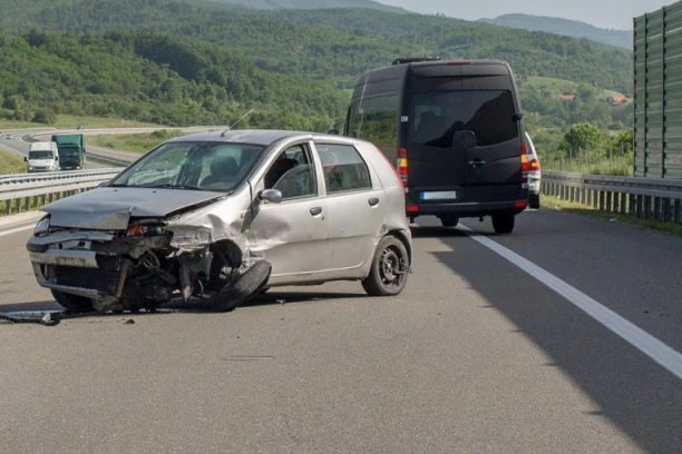 TEŽAK SUDAR NA AUTO-PUTU KOD "IKEE"! U nesreći učestvovala najmanje dva vozila, srča na sve strane!