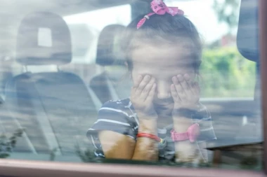 DRAMA U NOVOM PAZARU! Dete ostalo zaključano u užarenom automobilu - prolaznici ga čuli kako plače!