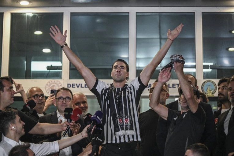 VLAHOVIĆ ŠOKIRAO FUDBALSKU PLANETU! Nećete verovati šta je iz Beograda poneo kao poklon čelnicima Bešiktaša! (VIDEO)
