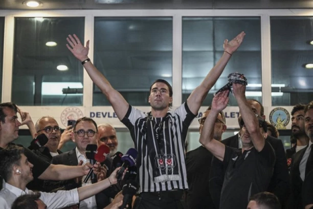 VLAHOVIĆ ŠOKIRAO FUDBALSKU PLANETU! Nećete verovati šta je iz Beograda poneo kao poklon čelnicima Bešiktaša! (VIDEO)