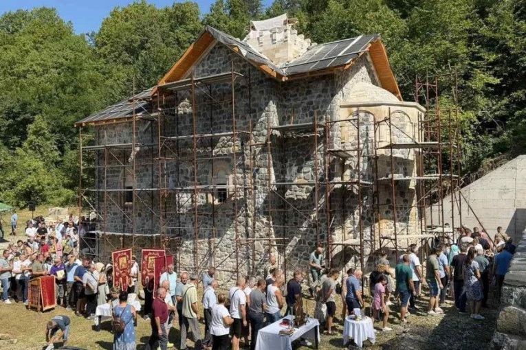 NEKADA JEDVA DESETORO, DANAS VIŠE OD 100 LJUDI: Crkveno-narodni sabor povodom slave vaskrslog manastira Udrim (FOTO)