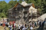 NEKADA JEDVA DESETORO, DANAS VIŠE OD 100 LJUDI: Crkveno-narodni sabor povodom slave vaskrslog manastira Udrim (FOTO)