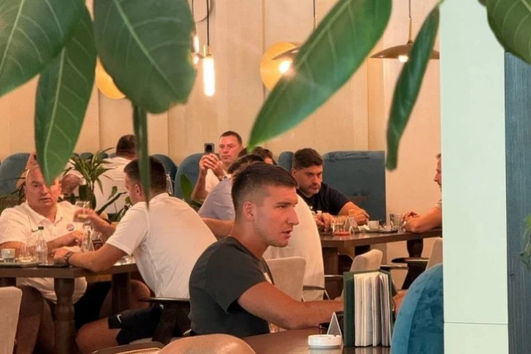 BOGDAN BOGDANOVIĆ STIGAO NA OKUPLJANJE REPREZENTACIJE: Slavni bek uvek uz "orlove"! (FOTO, VIDEO)
