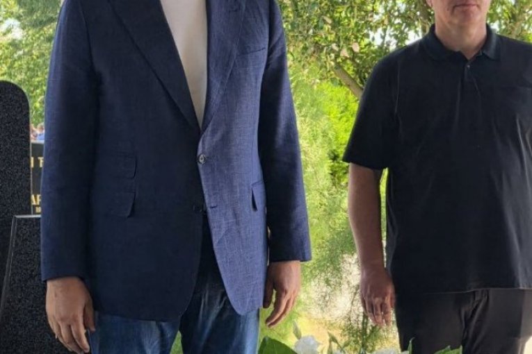 Predsednik Vučić obišao grob Dragana Markovića Palme