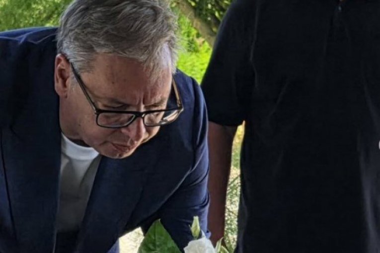 Predsednik Vučić obišao grob Dragana Markovića Palme