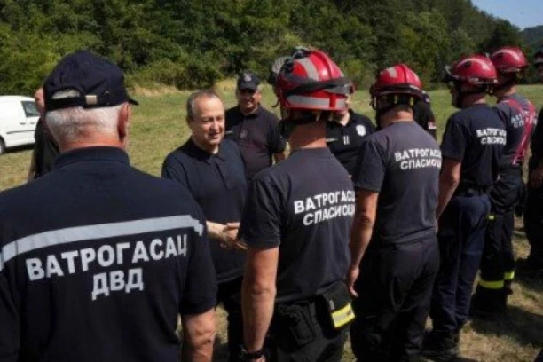 DRAMATIČNE SCENE! Čak 31 požar besni širom zemlje, vatra progutala 2.000 hektara: Dačić se oglasio sa Štaba za vanredne situacije