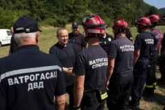 DRAMATIČNE SCENE! Čak 31 požar besni širom zemlje, vatra progutala 2.000 hektara: Dačić se oglasio sa Štaba za vanredne situacije