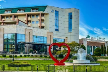 HOTEL "IZVOR" SE SPRDA S NARODOM! Totalni raspad u akva-parku u Aranđelovcu: "CURE NAM TOBOGANI, ALI JE BEZBEDNO, ČASNA REČ!"