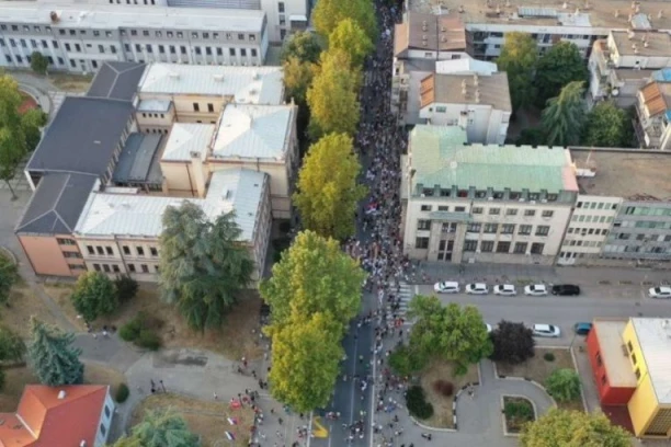 OGLASIO SE MUP! Evo koliko je bilo blokadera u Valjevu u piku protesta - Dijana Hrka jurila Nedu Perić teleskopskom palicom?