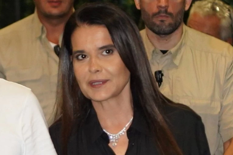 TRI DECENIJE SE OVO KRILO! Isplivala NIKAD VIĐENA FOTOGRAFIJA Milice Mitrović s početka karijere: GRLI POZNATOG MOĆNIKA, a ovaj detalj svi komentarišu! (FOTO)