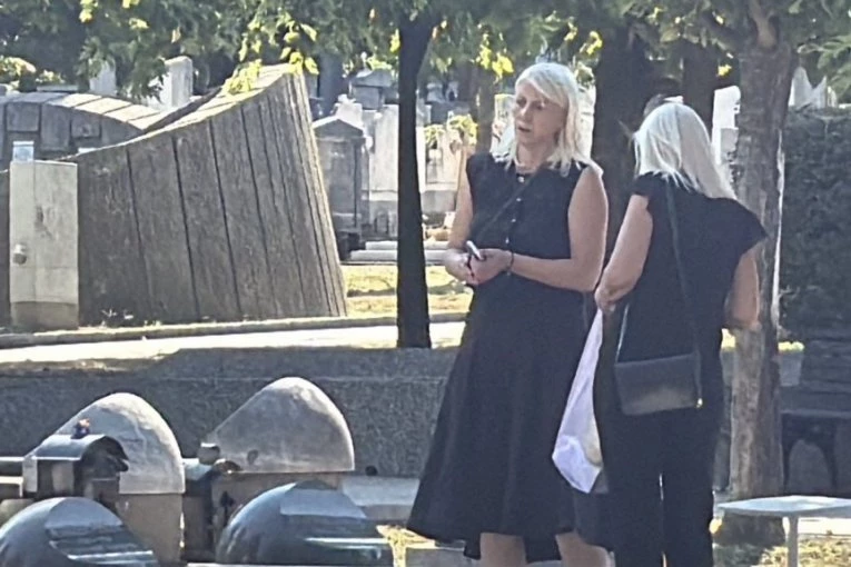 RAZARAJUĆE SCENE - ĆERKE ANDRIJE BAJIĆA SE SLOMILE NAD OČEVIM GROBOM! Jecaju na sav glas, ne mogu da se pomire sa istinom! (VIDEO)