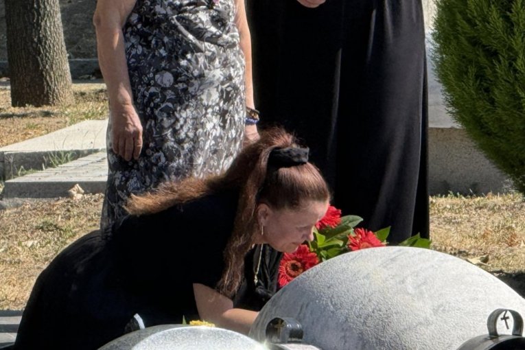 Mala Cana na grobu Andrije Bajića