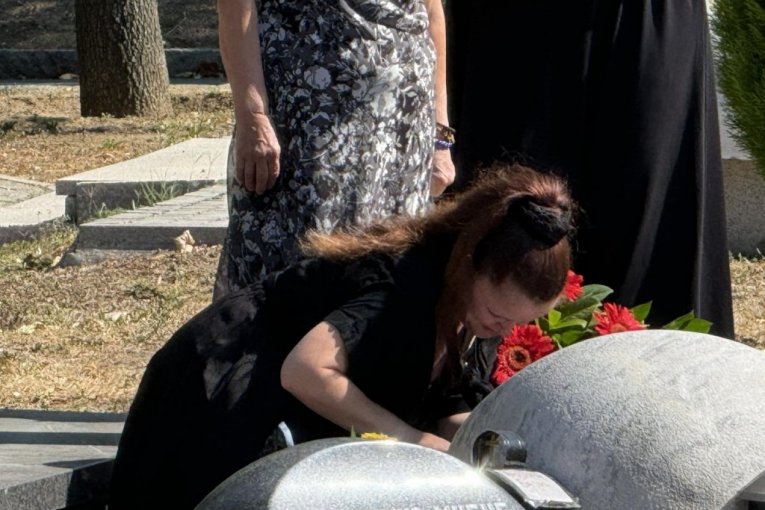 Mala Cana na grobu Andrije Bajića
