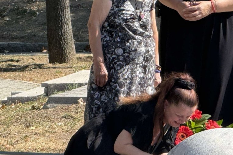 Mala Cana na grobu Andrije Bajića