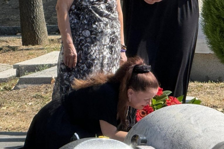 Mala Cana na grobu Andrije Bajića