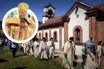 OVDE SE VEĆ VEKOVIMA SLAVI PRVI HRISTOV MUČENIK: Patrijarh Porfirije na manastirskoj slavi u Slancima, nadomak Beograda (FOTO)
