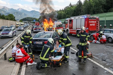 SRPKINJA I NJENO TROJE DECE UMALO NISU ŽIVI IZGORELI U AUTOMOBILU! Čak 20 vozača nemo posmatralo stravičnu scenu - SPASENI U ZADNJI ČAS ZAHVALJUJUĆI NJEMU!