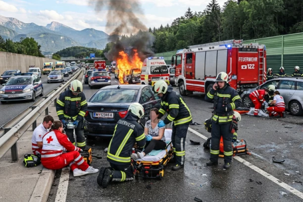 SRPKINJA I NJENO TROJE DECE OSTALI ZAROBLJENI U AUTOMOBILU U PLAMENU! Čak 20 vozača nemo posmatralo stravičnu scenu - SPASENI U ZADNJI ČAS ZAHVALJUJUĆI NJEMU!