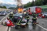 SRPKINJA I NJENO TROJE DECE UMALO NISU ŽIVI IZGORELI U AUTOMOBILU! Čak 20 vozača nemo posmatralo stravičnu scenu - SPASENI U ZADNJI ČAS ZAHVALJUJUĆI NJEMU!