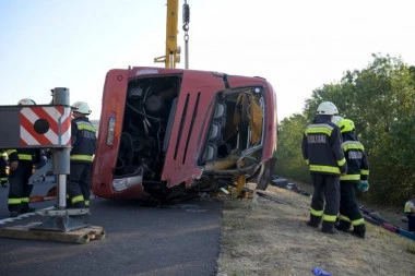 VRAĆALI SE SA HODOČAŠĆA, PA POGINULI! Autobus koji je sleteo sa puta u Mađarskoj PREVOZIO VERNIKE