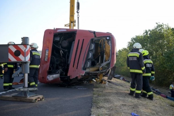 VRAĆALI SE SA HODOČAŠĆA, PA POGINULI Autobus koji je sleteo sa puta u Mađarskoj PREVOZIO VERNIKE