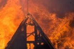 U POŽARU NESTALA CRKVA SVETOG NIKOLE IZ 1667. GODINE: Plamen progutao dragoceni spomenik drvene arhitekture u Poljskoj (VIDEO)