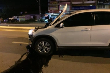 VIŠE POVREĐENIH! Teška nesreća u Novom Sadu - IZGUBIO KONTROLU NAD "AUDIJEM", ZAKUCAO SE U TRI AUTOMOBILA, PA PRELETEO U PARK!