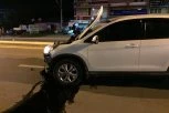 VIŠE POVREĐENIH! Teška nesreća u Novom Sadu - IZGUBIO KONTROLU NAD "AUDIJEM", ZAKUCAO SE U TRI AUTOMOBILA, PA PRELETEO U PARK!