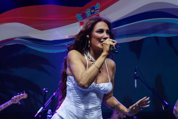 SENIDAH NAPADNUTA U HRVATSKOJ! Skandal - odmah prekinula koncert! (VIDEO)