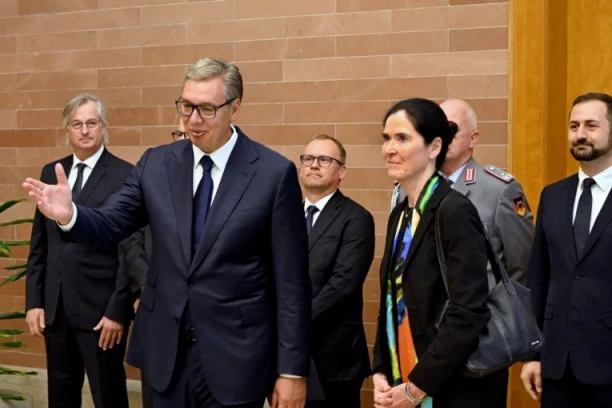 SVEČANOST U PALATI SRBIJA Predsednik Vučić prima akreditive novih 5 ambasadora u Srbiji