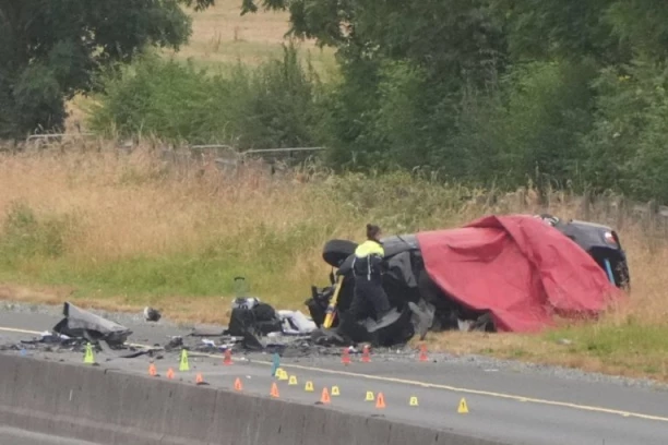 STRAVIČNA SAOBRAĆAJNA NESREĆA NA AUTO-PUTU, POGINULA 21 OSOBA! Sudarila se dva kombi-taksija, pa naleteli na treće vozilo - OBJAVLJEN JEZIV SNIMAK! (VIDEO)