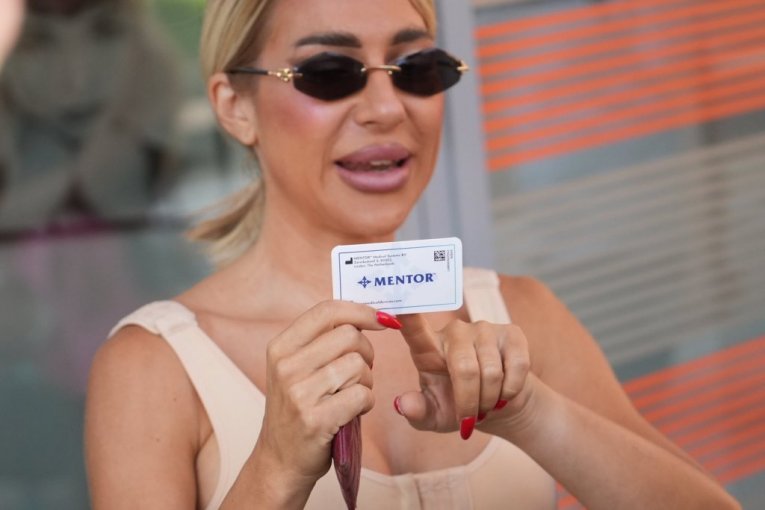 Jovana pokazala "pasoš za dude"