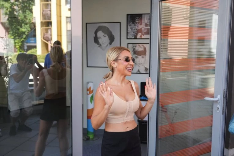 JOVANA JEREMIĆ NAPUSTILA KLINIKU: Voditejka ponosno prošetala nove silikone! (VIDEO)