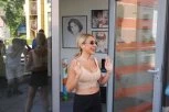 JOVANA JEREMIĆ NAPUSTILA KLINIKU: Voditejka ponosno prošetala nove silikone! (VIDEO)