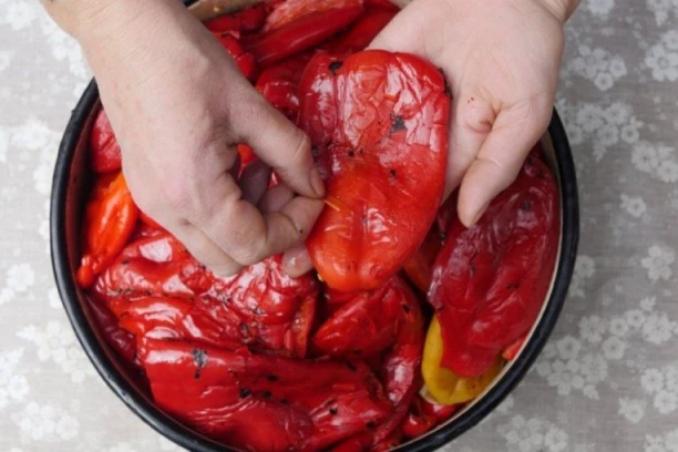 Nema više lepljenja i kidanja paprika: Ovaj bakin TRIK olakšava ljuštenje - kožica sama spada