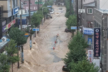 STRAVIČNO NEVREME POTOPILO NASELJA! Obilne kiše izazvale KLIZIŠTA, ljudi zarobljeni u zgradama, ima MRTVIH! (FOTO, VIDEO)