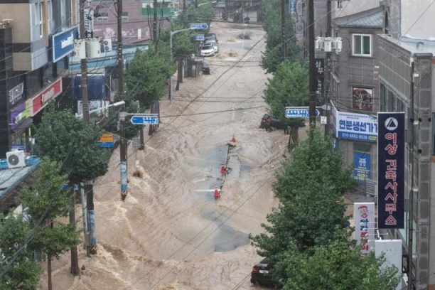 STRAVIČNO NEVREME POTOPILO NASELJA! Obilne kiše izazvale KLIZIŠTA, ljudi zarobljeni u zgradama, ima MRTVIH! (FOTO, VIDEO)