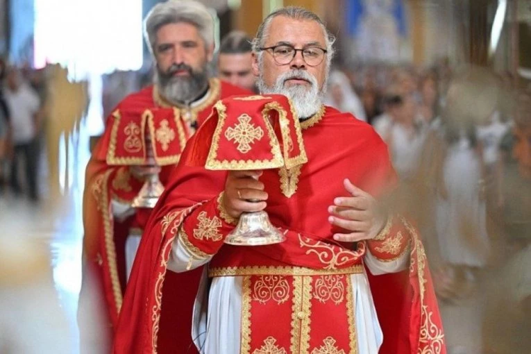 “STRAŠNO JE DA ČOVEK UMRE, A DA NIJE OPROSTIO BLIŽNJEM”: Otac Igor uputio snažnu poruku vernicima