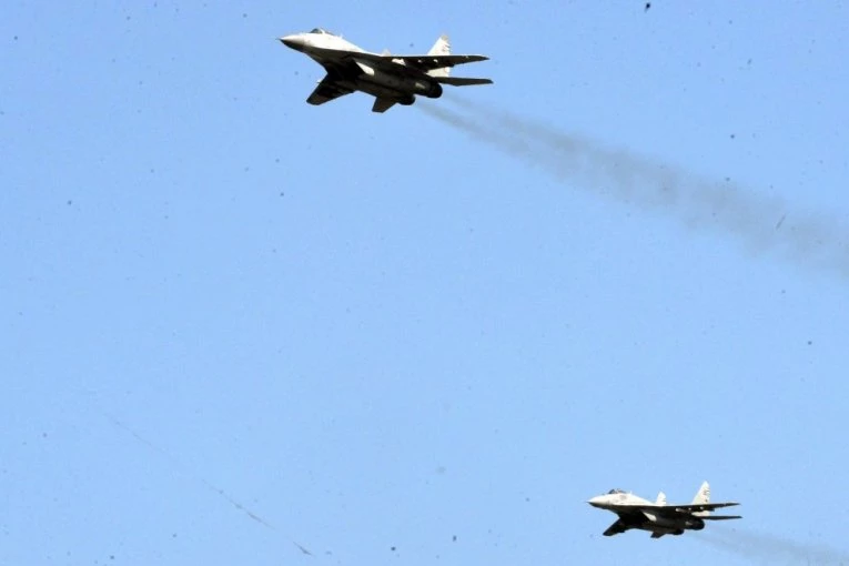 DRAMA U EVROPSKOJ ZEMLJI! Vojni avion PAO na magistralu i ZAPALIO SE: Dve osobe povređene, pilot izbegao KATASTROFU! (FOTO)