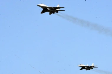 DRAMA U EVROPSKOJ ZEMLJI! Vojni avion PAO na magistralu i ZAPALIO SE: Dve osobe povređene, pilot izbegao KATASTROFU! (FOTO)