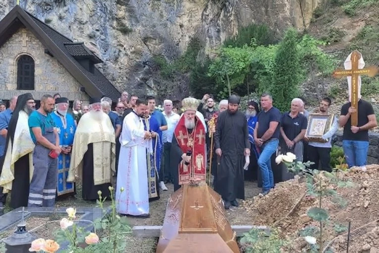 “UPISANA JE U NEBU”: Potresne reči vladike Atanasija na sahrani monahinje Gavrile u manastiru Kumanica