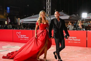 Tea Tairović stigla na Sarajevo film festival! U raskošnoj haljini od 10 metara svile prošetala crvenim tepihom, sve oči uprte samo u nju! (FOTO + VIDEO)