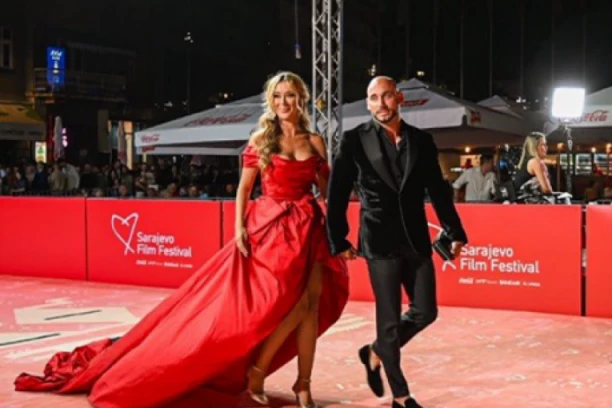 Tea Tairović stigla na Sarajevo Film Festival! U raskošnoj haljini od 10 metara svile prošetala crvenim tepihom, sve oči uprte samo u nju! (FOTO + VIDEO)