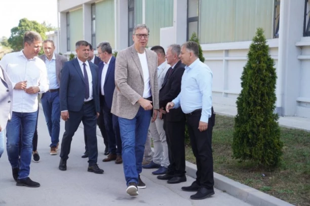 PREDSEDNIK VUČIĆ S NARODOM U RAČI KURŠUMLIJSKOJ: "Nego da čujem, šta vam je potrebno?" (FOTO)