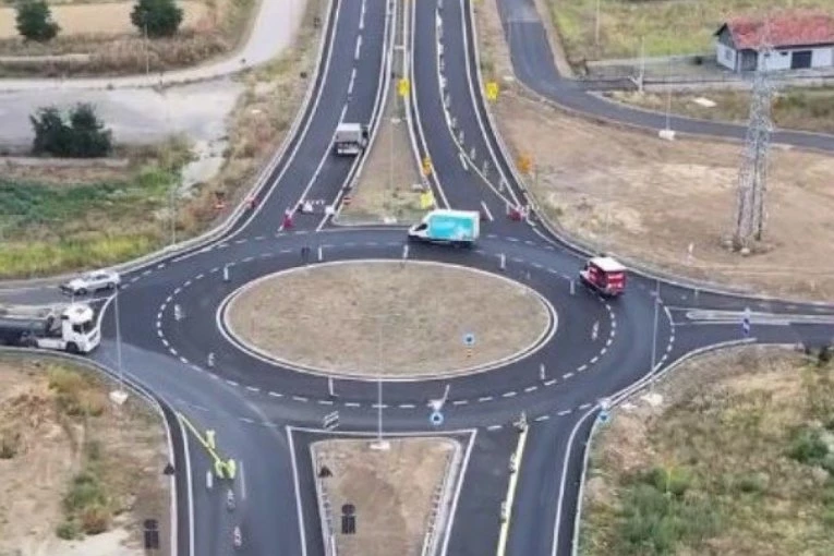 SUTRA OD 10 SATI BIĆE PUŠTEN MOST! Vučić saopštio sjajne vesti! Ovako izgleda novoizgrađeni most preko pruge u Maloj Krsni! (VIDEO)