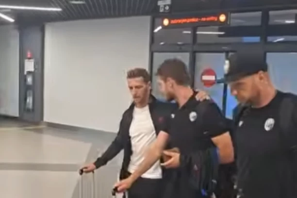 EKSKLUZIVNO! Fudbaleri Plzenja sleteli u Beograd posle kvara na avionu - evo šta su nam rekli o paklu pred meč sa Zvezdom! (VIDEO)