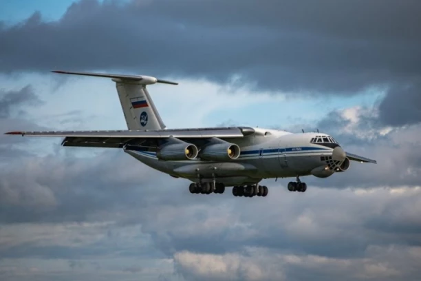 DRAMA IZNAD OKEANA! Avion iz Čikaga prinudno sleteo zbog MISTERIOZNOG MIRISA, posada poslala HITAN poziv u pomoć!