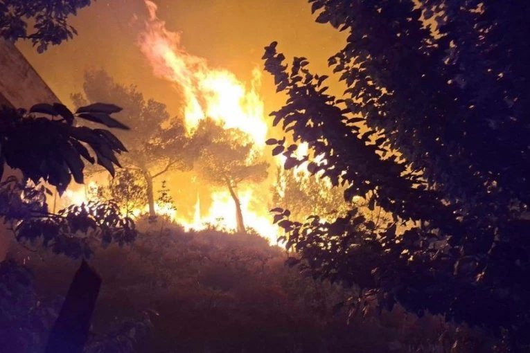 STRAVIČAN POŽAR U BLIZINI FOČE! Izgorele kuće i pomoćni objekti!